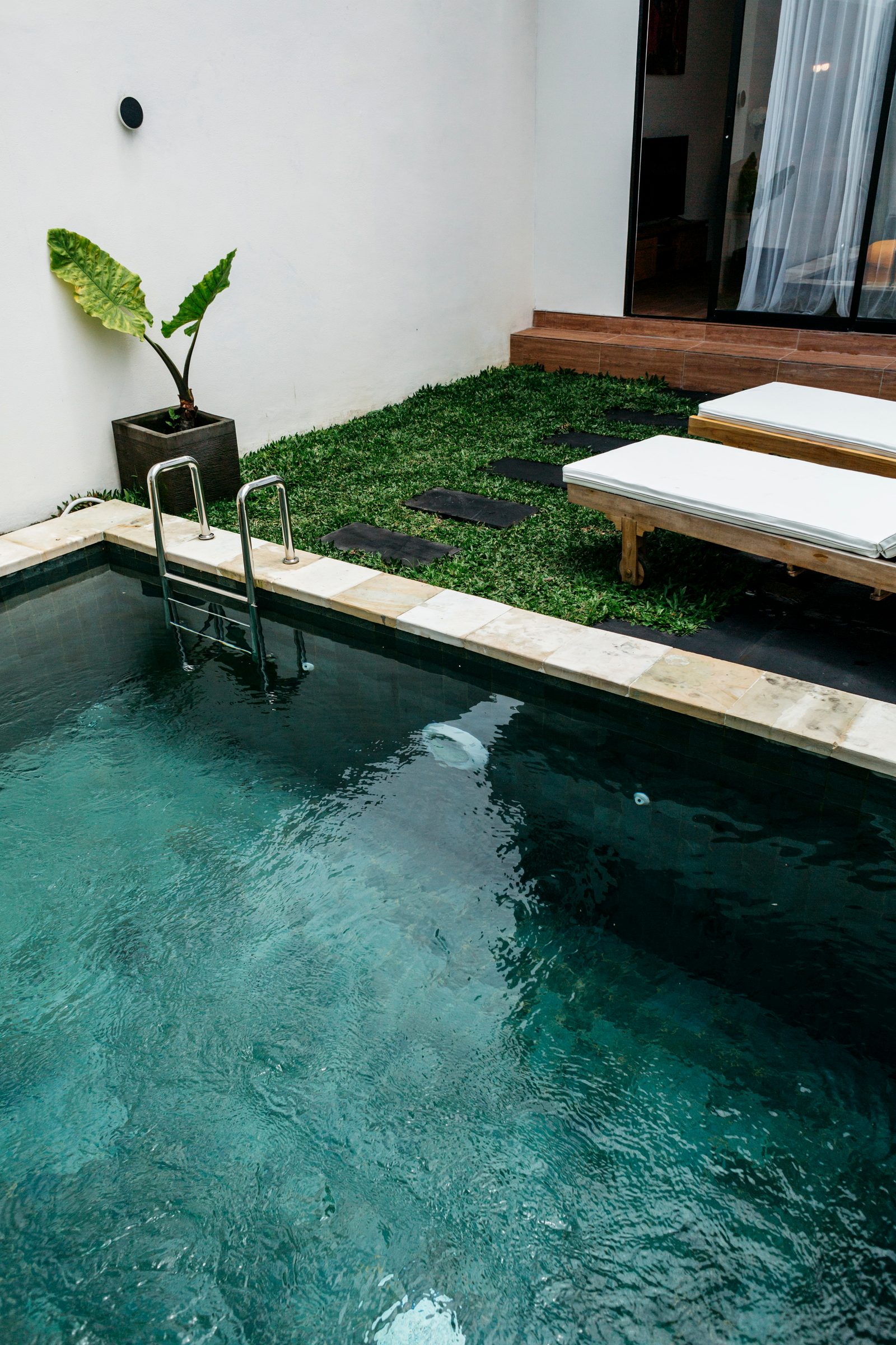 Turquoise plunge pool with tropical planting — operating villa, Santara Villas Ubud