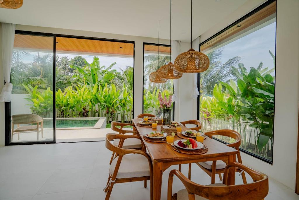 Dining area with panoramic view